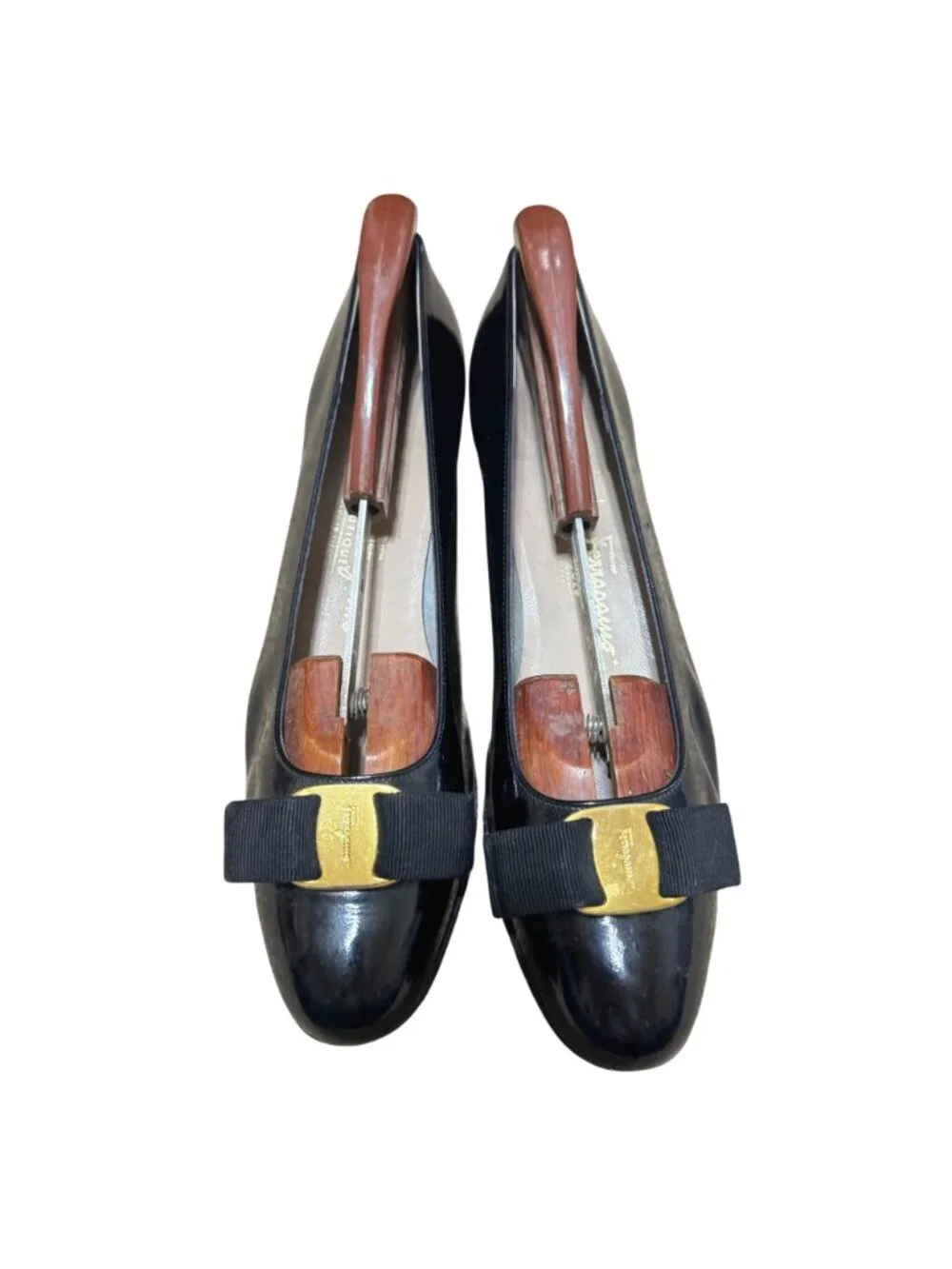 Salvatore Ferragamo Black Patent Leather Heels Sz 8.5 AA Gold Buckle & Bow Detai